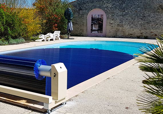 Lames polycarbonate volet piscine bleu transparent fond noir